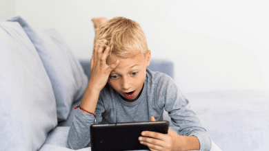 طفل يشاهد فيديو