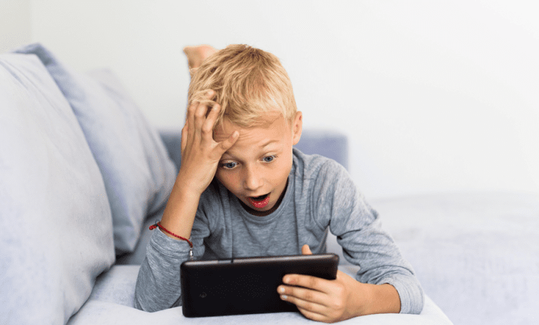 طفل يشاهد فيديو